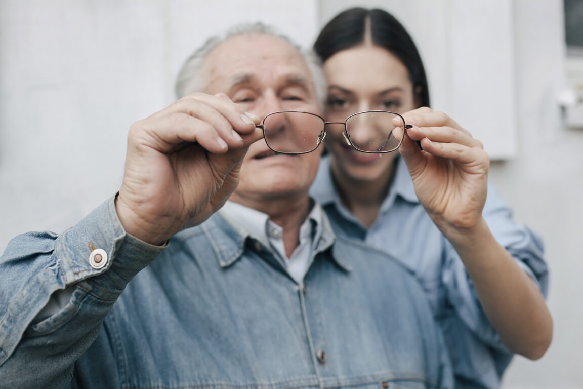 Догляд за людьми похилого віку з поганим зором